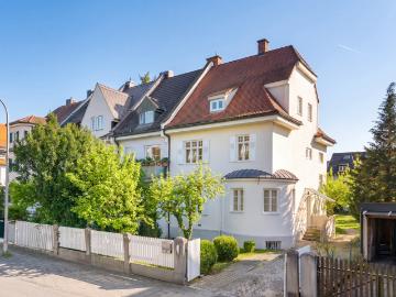 Charmantes historisches Eckhaus von 1909 mit bezauberndem Südgarten und optimaler Anbindung