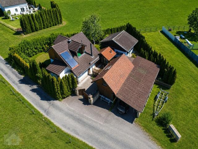 Charmantes Landhaus mit Gästehaus und vielseitigem Nebenhaus