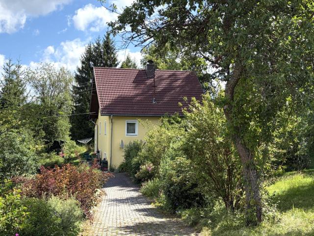 Charmantes Landhaus in ruhiger Lage und Naturgarten