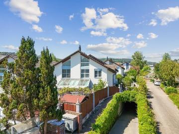 Charmantes Reihen Einfamilienhaus mit Wintergarten, Gartenparadies und 2 Tiefgaragenplätzen