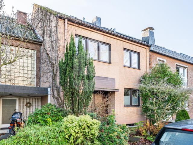 Charmantes Reihenmittelhaus in Hürth Efferen mit Garten, Sauna & Garage