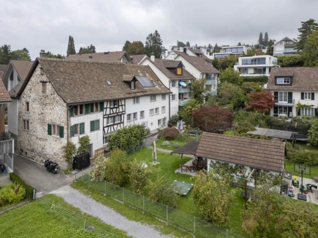 Charmantes Reiheneinfamilienhaus an erhöhter Aussichtslage mit separatem Grundstück Kernzone