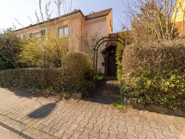 Charmantes Reihenhaus mit Gartenidylle in ruhiger Lage