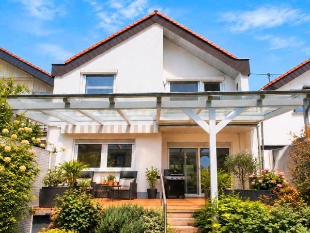 charmantes Reihenhaus mit Terrasse, Garten und 2 Stellplätzen