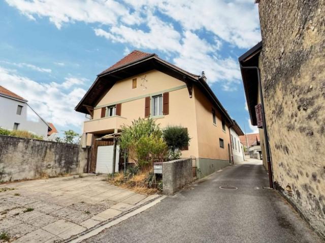 Charmantes Reihenhaus mit 4 1/2 Zimmern und großen Dachkammern, Garagen und Parkplätzen