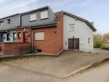 Charmantes, renovierungsbedürftiges Zweifamilienhaus mit großem Grundstück