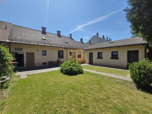 Charmantes Stadthaus in zentraler Lage von Stockerau 4 Zimmer, idyllischer uneinsehbarer Garten