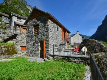 Charmantes Steinhaus mitten im Grünen
