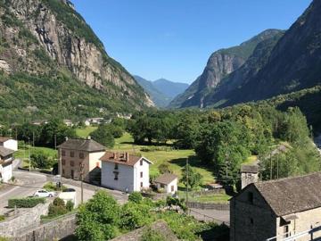 Charmantes Tessinerhaus an sonniger Aussichtslage in der Valle Maggia