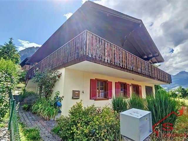 Charmantes traditionelles Schweizer Chalet an der Grenze zu einem Naturschutzgebiet, Skigebieten und Golfplätzen