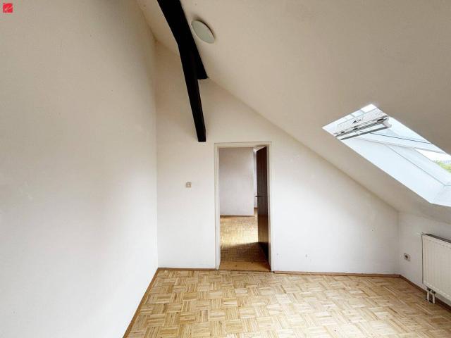 Charmantes Wohnerlebnis: Lichtdurchflutete Altbau Dachgeschosswohnung!