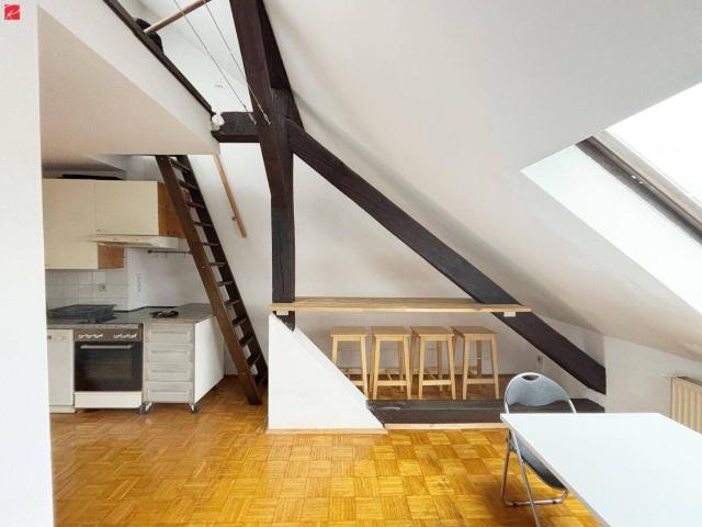 Charmantes Wohnerlebnis: Lichtdurchflutete Altbau Dachgeschosswohnung mit historischem Flair!