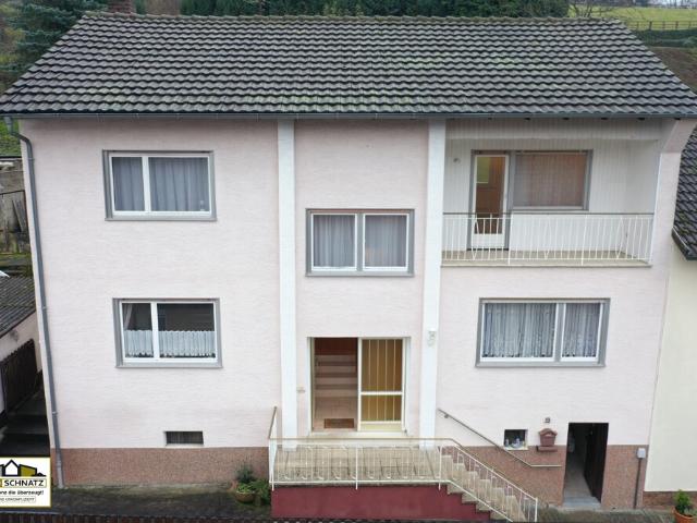 Charmantes Wohnhaus mit drei Garagen und Gestaltungsspielraum