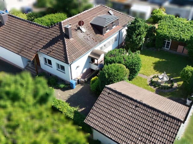 Charmantes Wohnhaus mit großem Garten, Doppelgarage und viel Gestaltungspotenzial