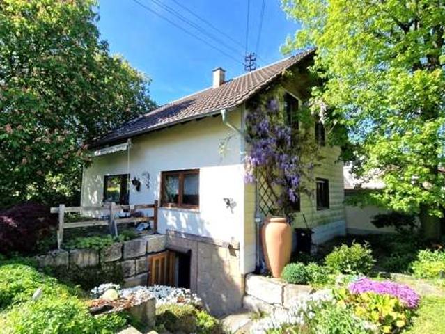 Charmantes Wohnhaus mit idyllischem Garten!