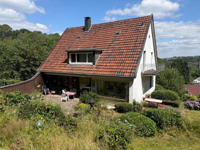 Charmantes Wohnhaus in begehrter Aussichtslage auf dem Goldberg
