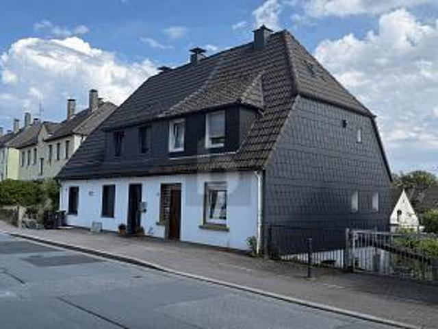 CHARMANTES ZUHAUSE MIT GROßER GARTENIDYLLE