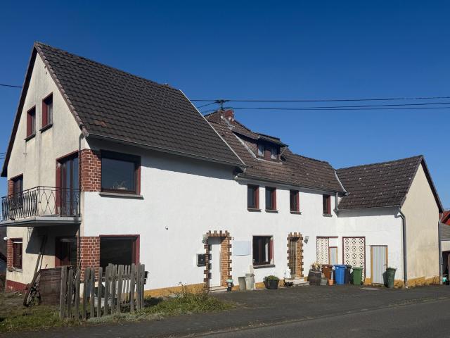 Charmantes Zweifamilienhaus in ruhiger Wohnlage nähe Neustadt Wied !