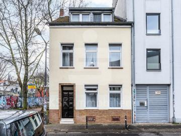 Charmantes Zweifamilienhaus in zentraler Lage mit vielfältigen Nutzungsmöglichkeiten