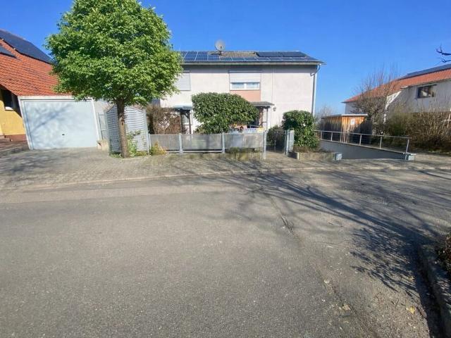 Charmantes Zweifamilienhaus mit herrlichem Blick in die Weinberge