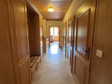 Charmantes Zweifamilienhaus mit viel Platz, Keller und drei Garagen in Kumberg