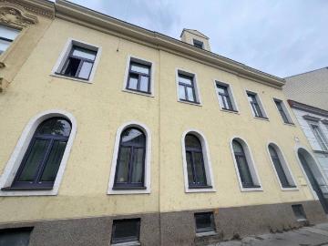 Zinshaus mit privatem Garten und Ausbaupotenzial auf ca. 795 m² WNFL!