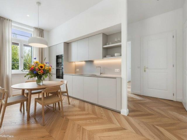 Charmantes 2 Zimmer Altbaujuwel: Wohntraum mit Balkon und idyllischem Grünblick