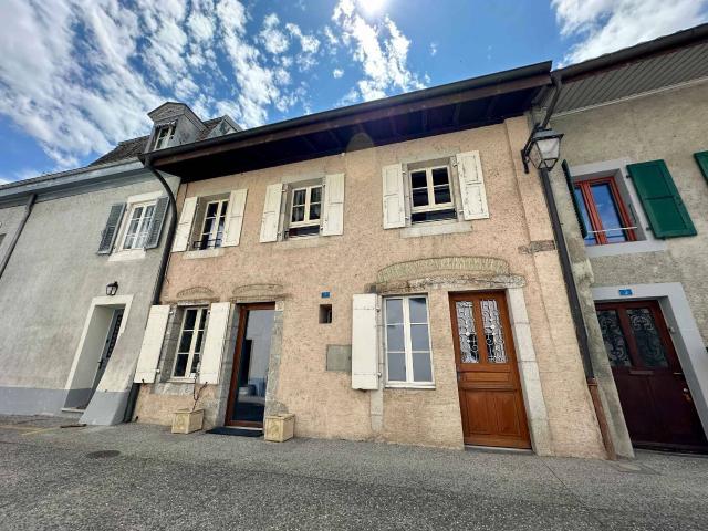 Charmantes 3,5 Zimmer Doppelhaus im ersten Stock in Versoix