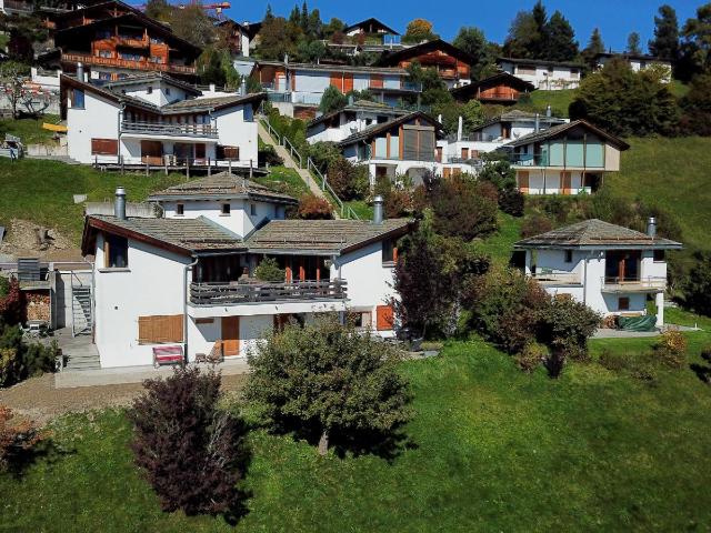 Charmantes 4.5 Zimmer Doppeleinfamilienhaus mit Bergpanorama in Falera