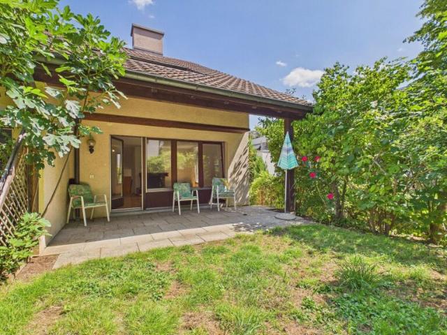 Charmantes 4.5 Zimmer Doppeleinfamilienhaus mit neuer Küche, Garten und Cheminée