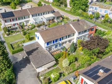 Charmantes 4.5 Zimmer Eck Einfamilienhaus mit geschütztem Aussenbereich und Garagenbox