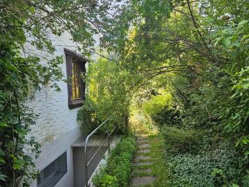 Charmantes 4 Zimmer Doppeleinfamilienhaus mit sonnigem Garten in ru.