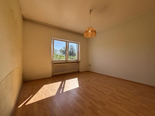 Charmantes 4 Zimmer Einfamilienhaus mit Garten, Balkon & Garagen