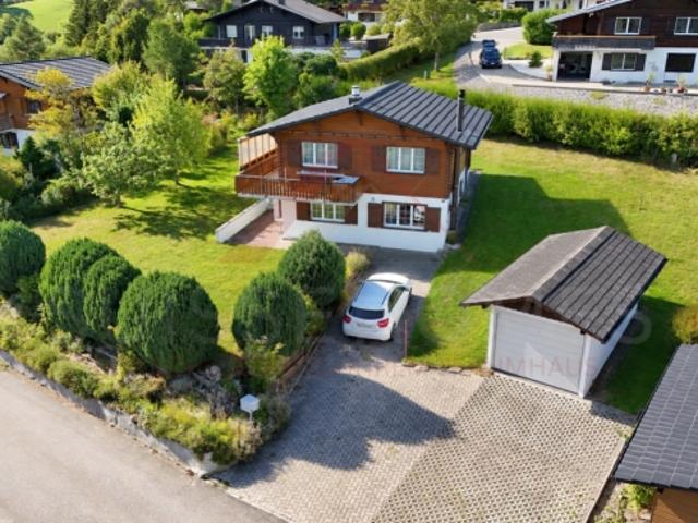 Charmantes 5.5 Zimmer Chalet mit 2 Wohneinheiten, Schwedenöfen & riesigem Gartentraum in Plasselb