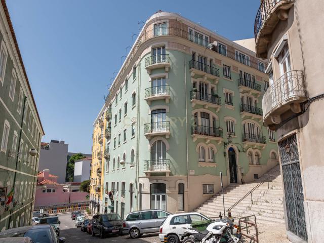 Charme Clássico | 185 m² | Varanda | Estrela Lisboa