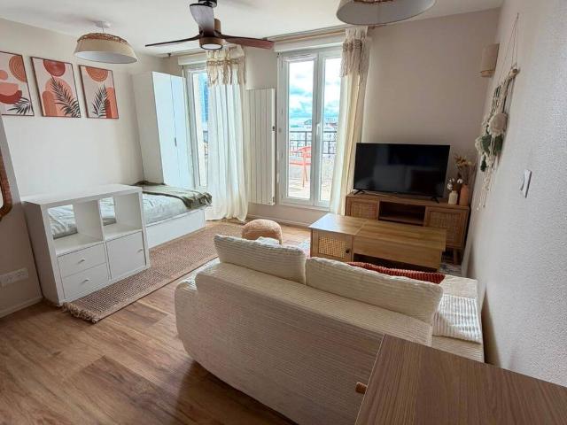 Charme Bohème Studio Renové avec Terrace et vue dégagée