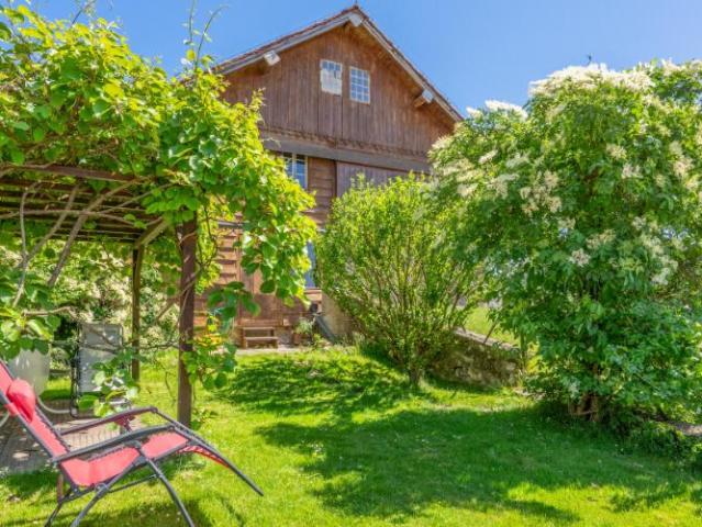 Charme & gemütlichkeit im herzen von prahins – ideal für eine familie