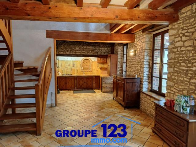 Charme de l'ancien avec vie de plain pied et jardin arboré e