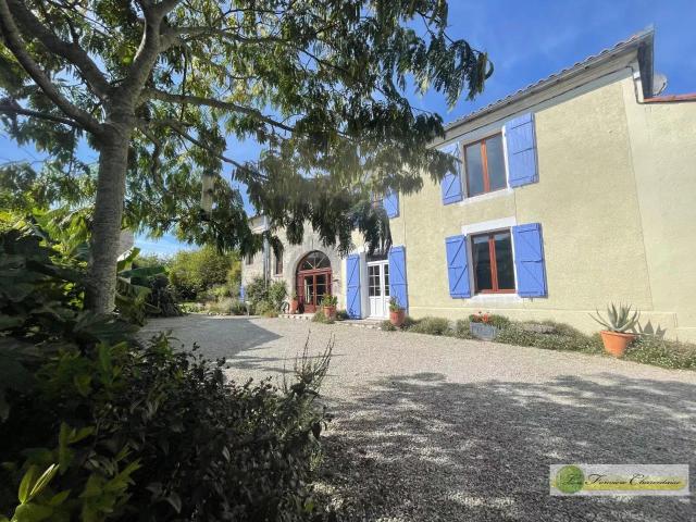 Charme, Élégance et Intimité au Cœur de la Charente 214m² Oradour