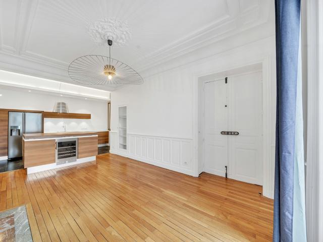 Charme et cachet – T5 Place Darcy avec garage, cave, mansarde