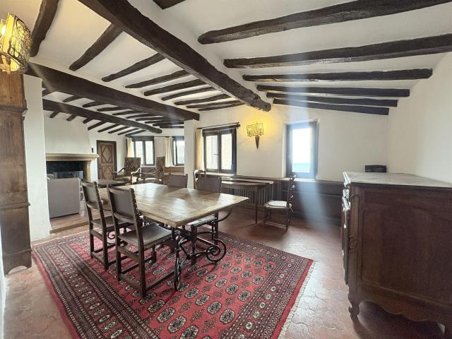 Charme et authenticité pour cette maison de village de 103 m. 103m² Tourrettes sur Loup