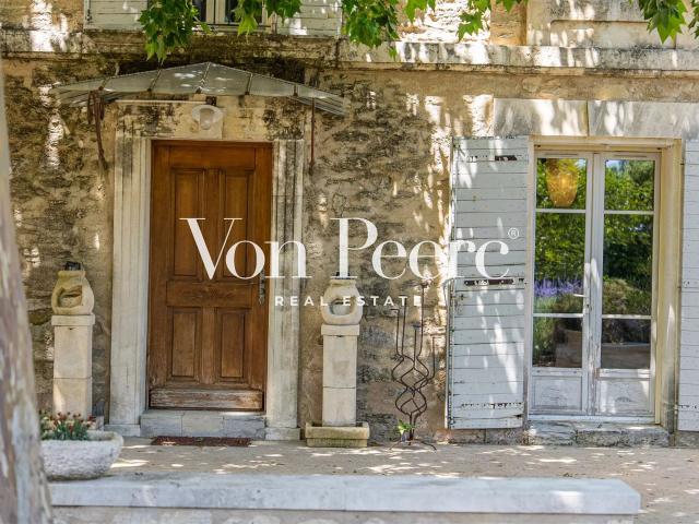 Charme Et Volume Aux Pieds Des Alpilles 490m² Barbentane