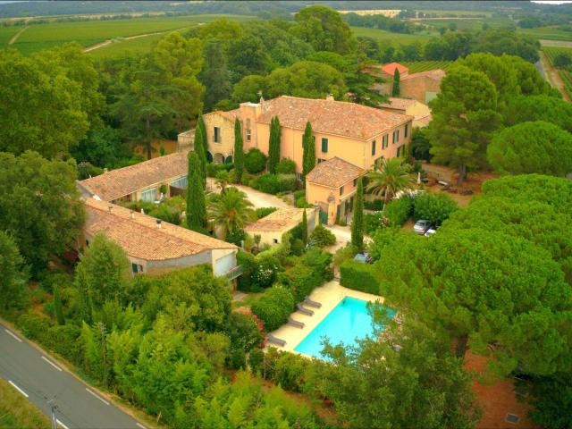 Charme méditerranéen dans un domaine viticole historique | Appartement 2 chambres | Grande terrasse | Parc privé, 2 piscines et 2 places de parking | 195 000 € I Alignan du Vent