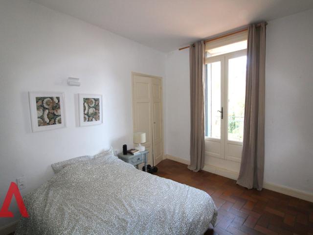 Charme méditerranéen dans un domaine viticole historique | Appartement 2 chambres | Grande terrasse | Parc privé, 2 piscines et 2 places de parking | 195 000 € I Alignan du Vent