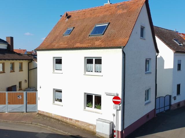 Charme trifft Vielseitigkeit: Einfamilienhaus mit großem Hof und attraktivem Nebengebäude