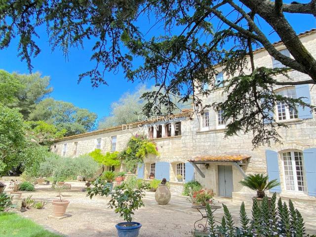 Charme, volumes et dépendances. 521m² Beaucaire