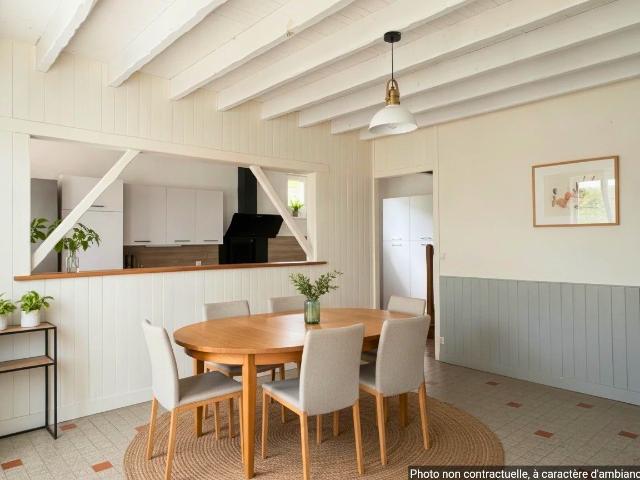 CHARME, VOLUMES ET NATURE À ARS. Maison rénovée avec 4 chambres et nombreuses dépendances