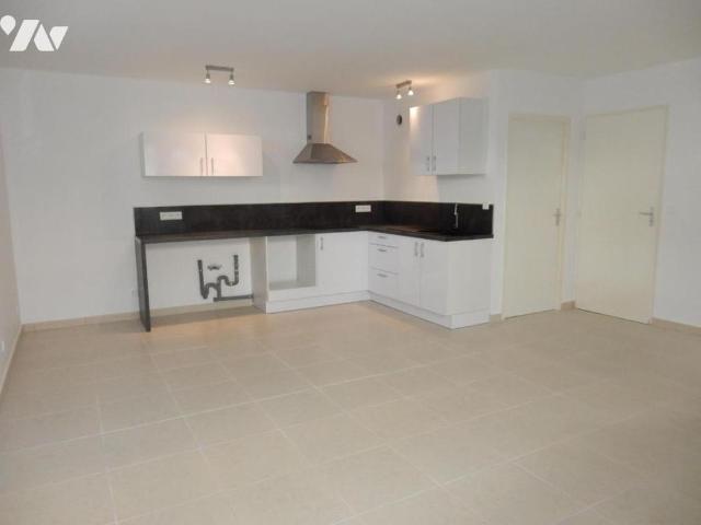 CHARMES SUR RHONE Maison de village T3