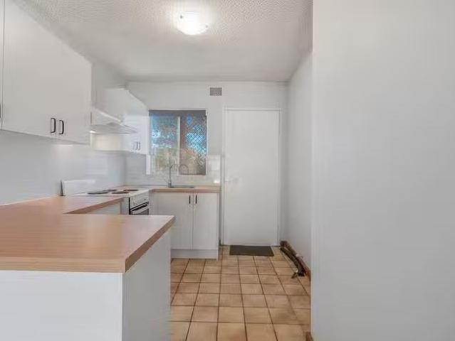 Deal! 4/3 Burgundy Crescent, Spearwood, WA 6163