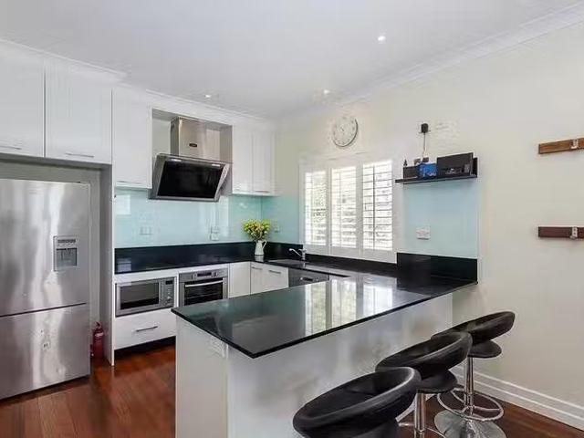 Rental! 43 Emma Street, Holland Park West, QLD 4121